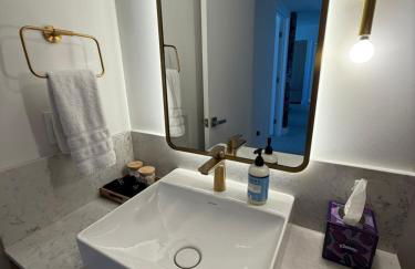 Stunning Lux 2 Bed 2 Bath with Panoramic View from Balcony - Foto 29