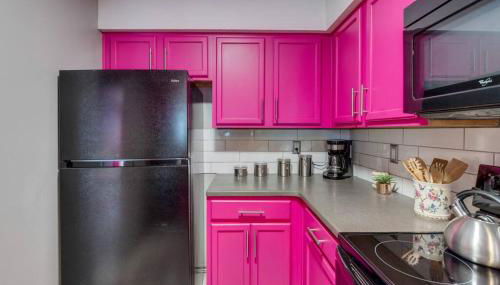 Vibrant Riverfront 2BD with a Pool - Foto 3