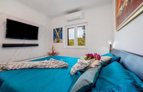 Uniquely designed Villa Ivana with outdoor Jacuzzi nearby the pebble Banje beach at the Island of Solta - Photo 32