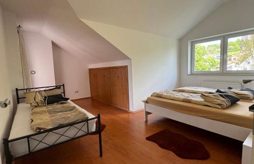 Dachgeschoss Wohnung mit Blick ins Grüne - Foto 6