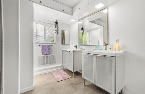 Entire Private Home with 4 Bedrooms 3 Bathrooms, King Bed, Big Yard, Prime Area, Ranch Style, Available Now - Photo 29