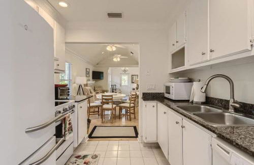 Nini's Cottage - Family-Friendly Pool Days and Cabana Nights Await - Foto 5