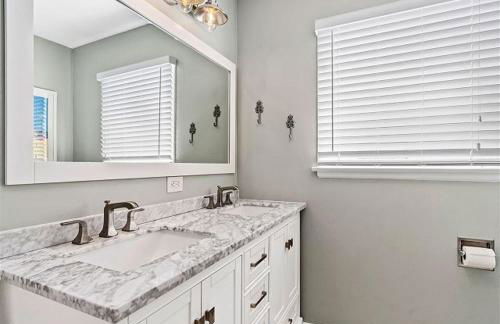 Balboa Paradise - Renovated Coastal Haven - Photo 10