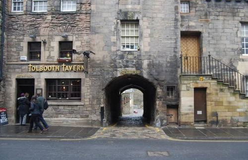 Next to the Palace and Royal Mile with parking - Photo 7