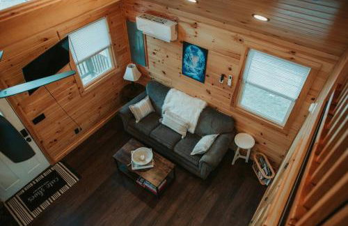 Mountainscape: Peaceful & Skiing - Photo 2