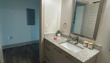 Elegant City Escape ,Steps to Hotspots - Foto 2