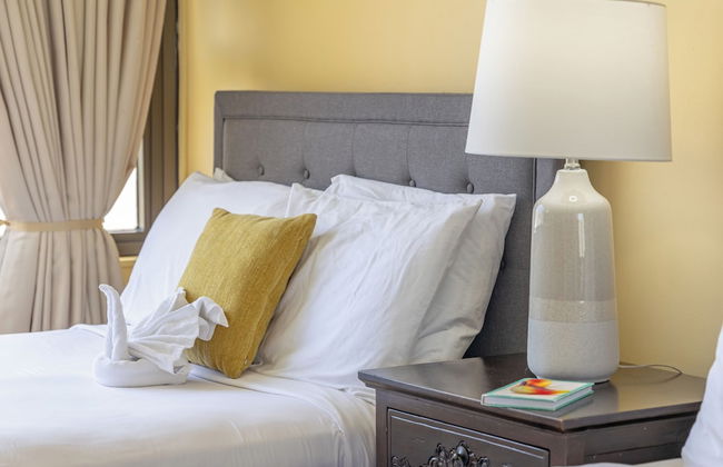 Partial Ocean View Condo with 2 Beds and Parking - Foto 64