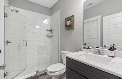 Only 4 Miles to Broadway with Free Parking and TVs in Bedrooms - Foto 28