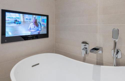 1 bed Albury Contemporary Apartment with Secure Parking - Pass the Keys - Photo 11