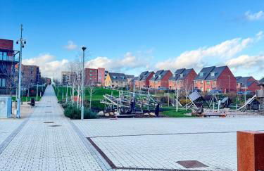 Parkside Luxury 3 bedroom home, 5 min to Ebbsfleet Station and has free Parking - Foto 14