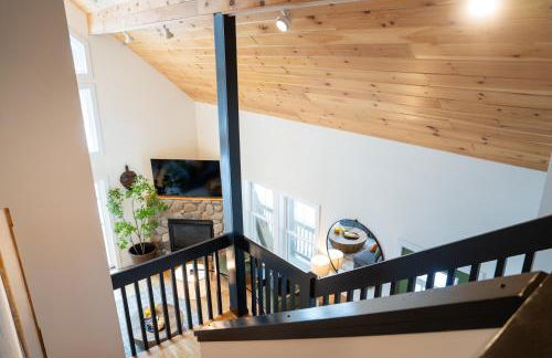 '"Luxury Mountain Getaway'" Sauna, Hot Tub, Massage Chair, Pool Table - Photo 37