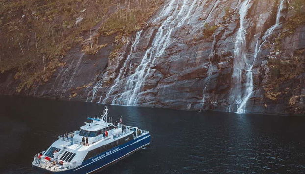 Approchez-vous à une cascade avec le bateau