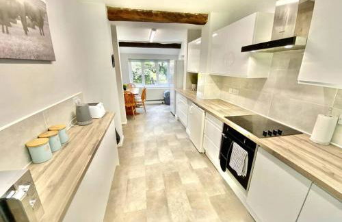 EasyRest - Spacious Detached House - 10 Beds - 5 Bedrooms - 4 Bathrooms - Secure Parking 5 Vehicles - Excellent Road Links - Perfect for Contractors & Large Groups - Foto 1