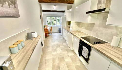 EasyRest - Spacious Detached House - 10 Beds - 5 Bedrooms - 4 Bathrooms - Secure Parking 5 Vehicles - Excellent Road Links - Perfect for Contractors & Large Groups - Foto 1