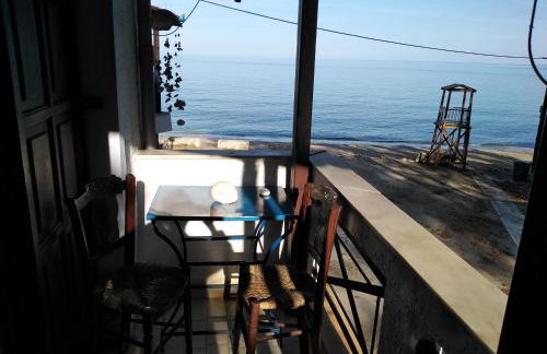 Kamari Beach guest house - Photo 15