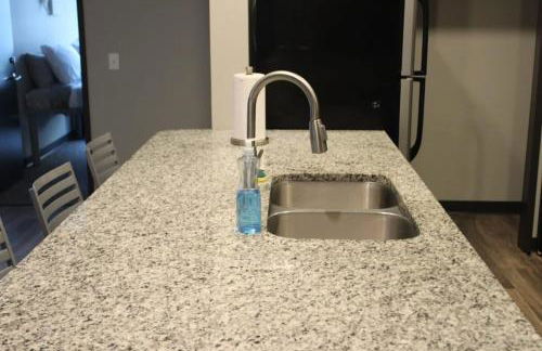 Spacious 2BR Suite Plus Patio Near Iowa State - Foto 28
