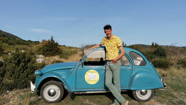 Visite guidée privée en Citroën 2CV aux villages des Aspres - Photo 3, Posez avec la Citroën 2CV !