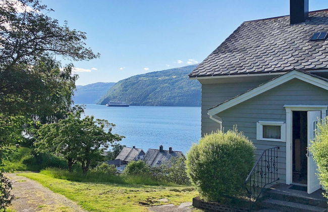 6 Person Holiday Home in Utvik - Foto 1