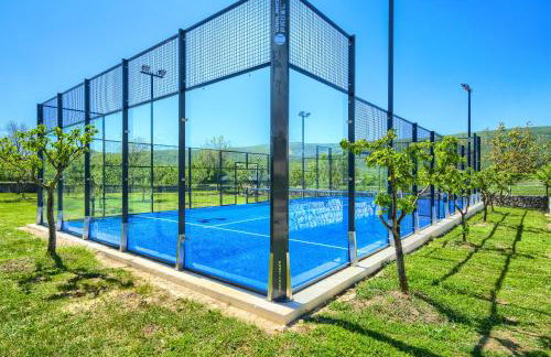 5-Bed Villa with Pool, Jacuzzi & Padel Court - Foto 2