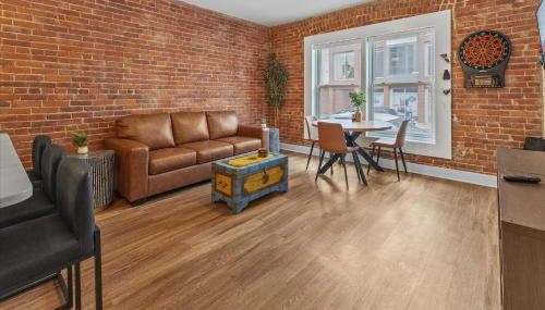 Steps away from Mass Ave Restaurants and Big Patio - Foto 3