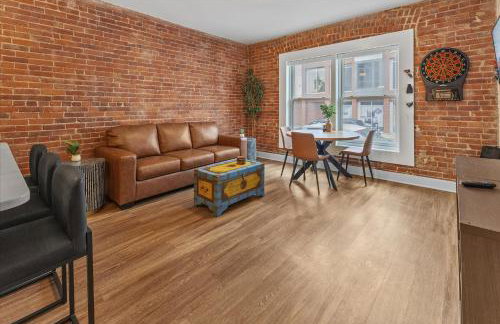 Steps away from Mass Ave Restaurants and Big Patio - Foto 3