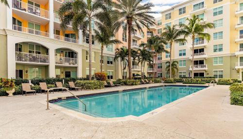 Spacious 3BR 3BA with King Bed & Amazing Pools near Intercoastal, Lantana Beach, FL - Foto 5, sunbed
