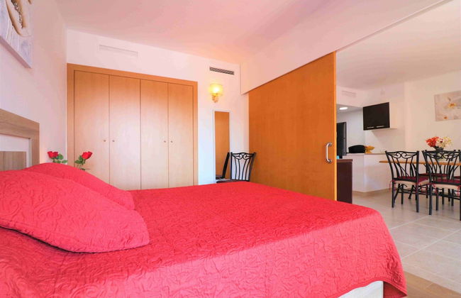 Pretty Apartment With Balcony - Photo 4