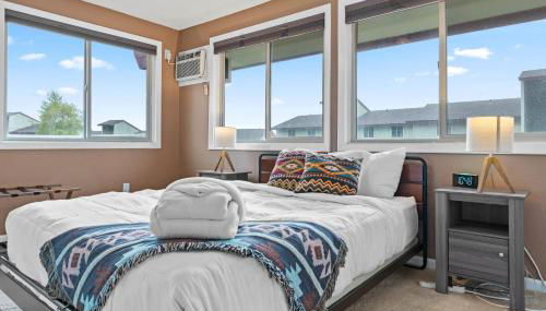 Modern Amenities Gas Fireplace Central Location - Foto 4