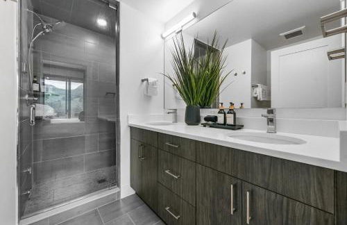 4-Season Modern Mountain Penthouse with Private Hot Tub & Scenic Views - Foto 61