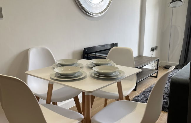 Modern & Comfortable 2BR Apartment - Photo 5