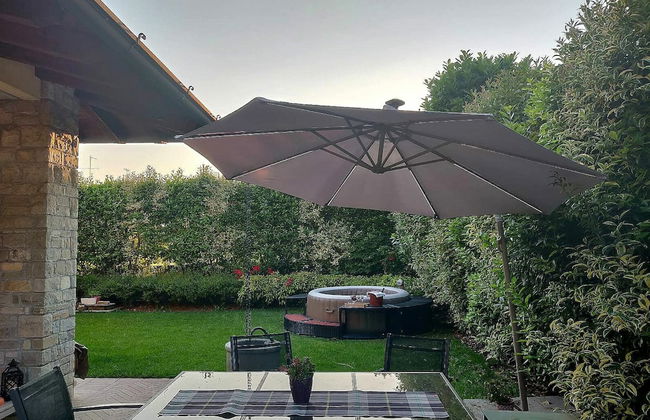 Luxurious Villa in Lombardy with Garden & Hot Tub - Photo 32
