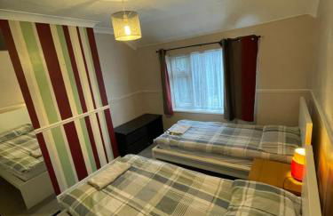 Lovely 4 bed house with patio & bbq - Photo 5