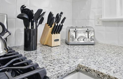 Family Spacious 5BR Retreat w Game Filled Basement Suite - Foto 19