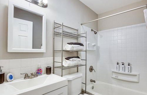 2BR Retreat with Fire Pit Close To Downtown STL - Foto 18