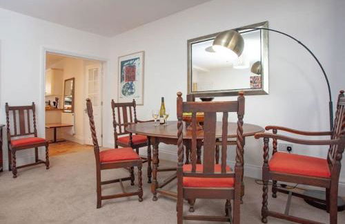 2 Central, spacious, apartment with private patio - Photo 17