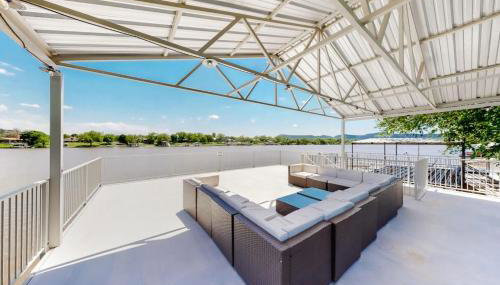 Spacious Lakefront Home with Water Views, WiFi & Private Washer/Dryer - Photo 3