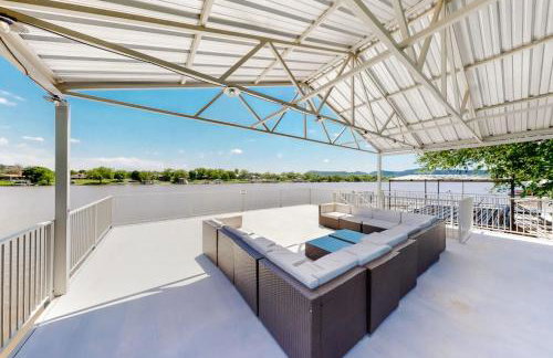 Spacious Lakefront Home with Water Views, WiFi & Private Washer/Dryer - Foto 3