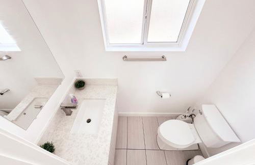 Cozy 3 BR Townhouse with Balcony - Photo 17