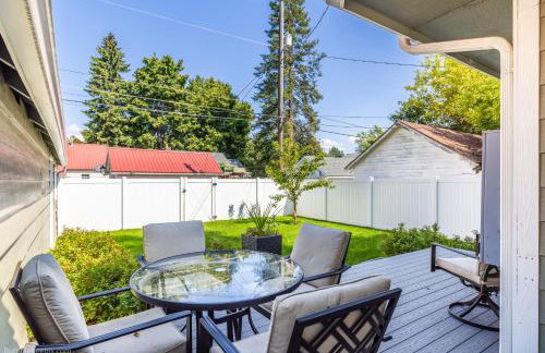 CDA Getaway! King Beds, Gear Storage, RV & Trailer Parking, 1 Mile to the Lake! - Foto 24