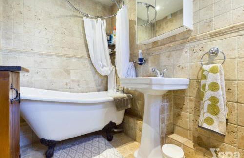 Cheerful, bright, cosy period cottage with hot tub - Foto 32