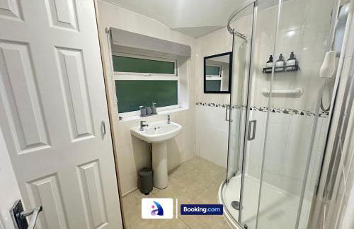 Spacious 3 BDR By Avalora Short Lets & Serviced Accommodation Queensway With Big Garden, Near Train Station, Airport & Large Driveway - Photo 13