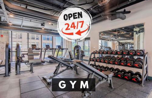 Downtown Contemporary High-Rise with Pool & Gym - Foto 23