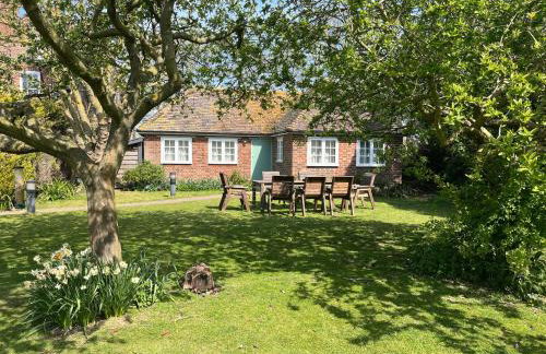 Green Cottage in grounds of Grade II* Frognal Farmhouse - Photo 2