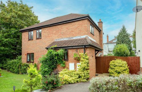 Splendid House Great Location to WAVE Surf & South West Water Park - Super Garden By STAE-Homes - Foto 41