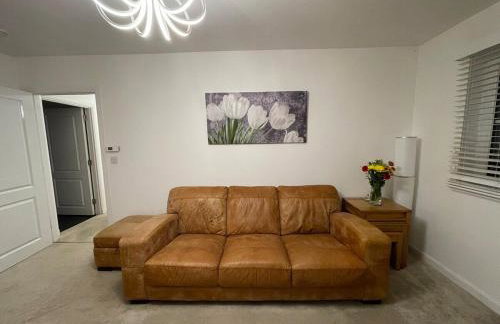 Modern 2 Bedroom Flat in Quiet Village w/ Ensuite - Foto 11