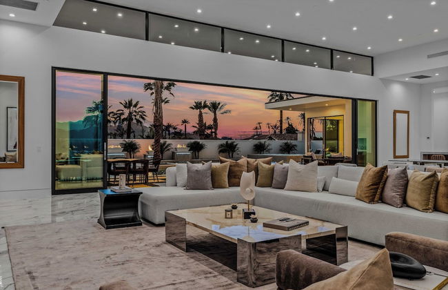 Fine Luxe Retreat w/ Pool & Hot Tub Bravo Villa #15 by Avantstay - Photo 14