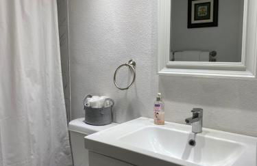 Cozy 3-bed home close to beautiful beaches. - Photo 16