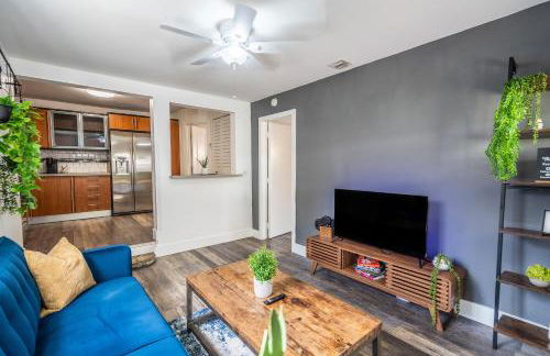 2 BD Home w/ Private Parking, Private Yard & W/D - Photo 1