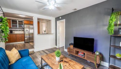 2 BD Home w/ Private Parking, Private Yard & W/D - Foto 1