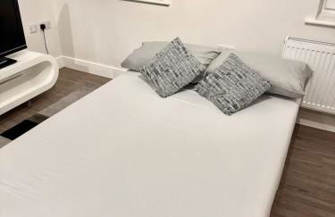 Brand-new flat, King Bed, Sofa Bed with full kitchen, Wi-Fi, self check-in Central location near everything - Foto 21